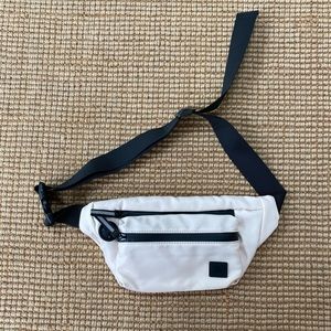 Madewell bum bag Fanny pack, off white black reflective zipper pulls belt bag